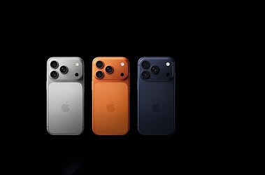 Três modelos do iphone 17 pro max nas cores prata, laranja e azul