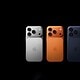Três modelos do iphone 17 pro max nas cores prata, laranja e azul