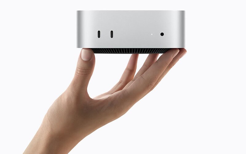 Novo mac mini prateado visto de cima e de frente, com o logotipo da apple na parte superior.