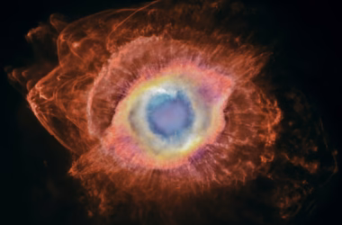 Nebulosa da hélice com choques em arco destacados ao redor do anel central.