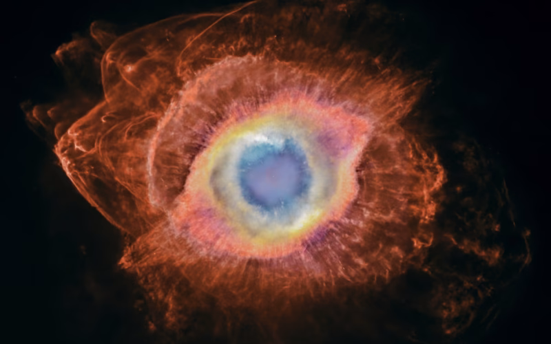 Nebulosa da hélice com choques em arco destacados ao redor do anel central.