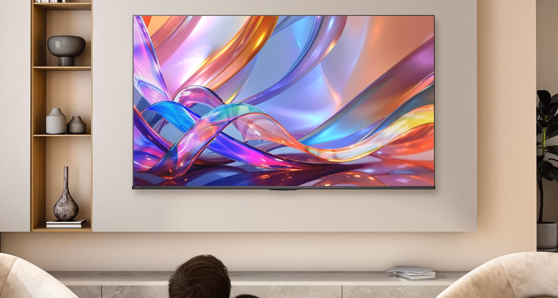 Smart tv hisense q6 instalada em uma sala de estar