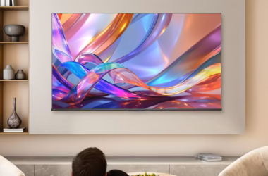 Smart tv hisense q6 instalada em uma sala de estar