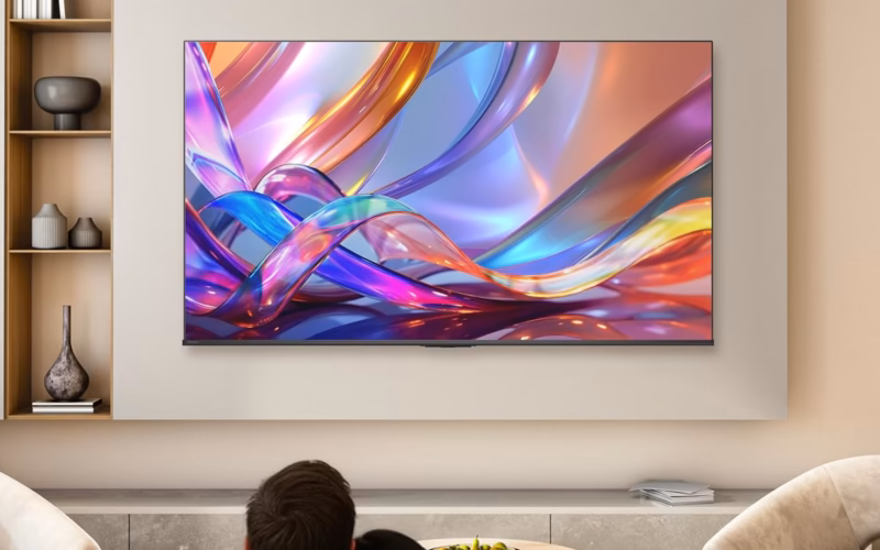 Smart tv hisense q6 instalada em uma sala de estar