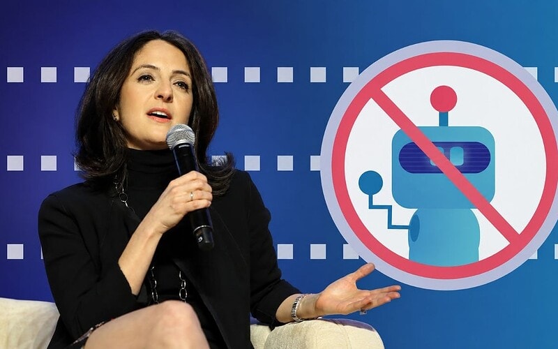 Stephanie cohen fala ao microfone ao lado de um símbolo de bloqueio de bots