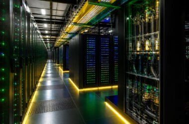 Corredor de um centro de supercomputação com racks e sistema de refrigeração