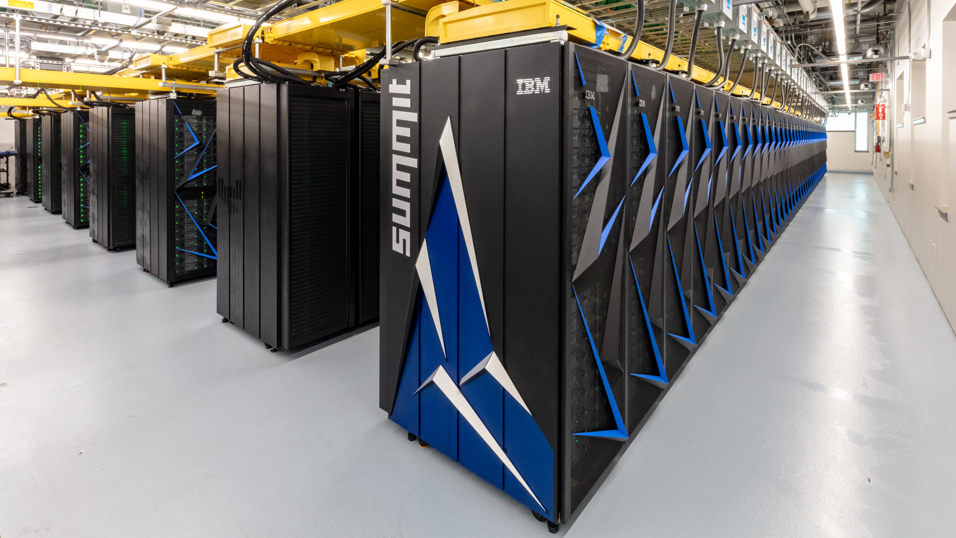 Brasil terá supercomputador de r$ 1 bi e nuvem soberana para ia Fileiras de racks do supercomputador summit em centro de pesquisa dos estados unidos