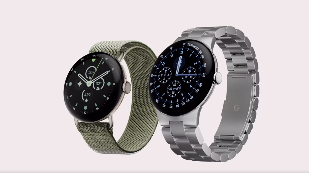 Google lança pixel watch 5 e pixel tag no made by google 2026 Dois pixel watch 5 exibidos lado a lado, um com pulseira verde e outro com pulseira metálica prateada.