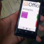 11 - 1 (1) Detalhes do evento da nokia com stephen elop. Acontece neste momento a coletiva de imprensa promovida pela nokia, com a participação especial de stephen elop, ceo da empresa. Logo de início, já tivemos o prazer de experimentar dois dos novos windows phones da empresa, o lumia 800 e lumia 710. Embora este não seja o objetivo da coletiva, eles certamente atraem nossos olhos curiosos.