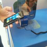 11 - 1 (2) Detalhes do evento da nokia com stephen elop. Acontece neste momento a coletiva de imprensa promovida pela nokia, com a participação especial de stephen elop, ceo da empresa. Logo de início, já tivemos o prazer de experimentar dois dos novos windows phones da empresa, o lumia 800 e lumia 710. Embora este não seja o objetivo da coletiva, eles certamente atraem nossos olhos curiosos.