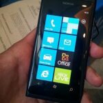 11 - 3 Detalhes do evento da nokia com stephen elop. Acontece neste momento a coletiva de imprensa promovida pela nokia, com a participação especial de stephen elop, ceo da empresa. Logo de início, já tivemos o prazer de experimentar dois dos novos windows phones da empresa, o lumia 800 e lumia 710. Embora este não seja o objetivo da coletiva, eles certamente atraem nossos olhos curiosos.