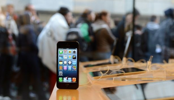 Apple: fãs recebem com entusiasmo o iphone 5. Os fãs da apple de todo o mundo receberam nesta sexta-feira com longas filas e muito entusiasmo o iphone 5, a nova versão do smartphone da empresa americana, que provavelmente será mais um sucesso de vendas apesar das críticas sobre a falta de inovação tecnológica.