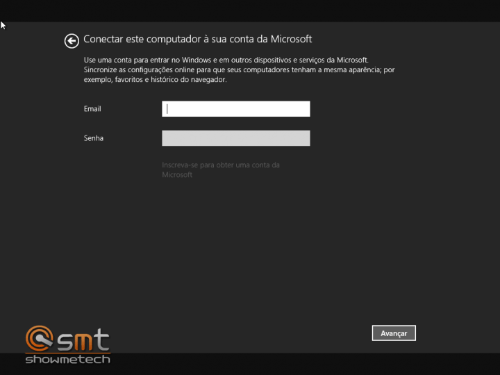 É obrigatório o login com uma conta da microsoft. Pelo menos na versão preview do windows 8. 1.