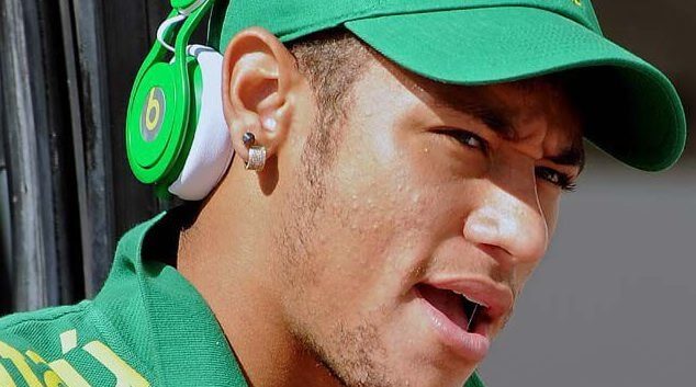 Copa do mundo: fones da beats são banidos pela fifa Neymar usa um fone beats verde / reprodução