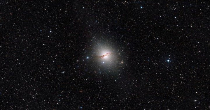 Hubble localiza halo da galáxia centaurus a Imagem da galáxia centaurus a capturada pelo telescopio hubble /esa/nasa/afp