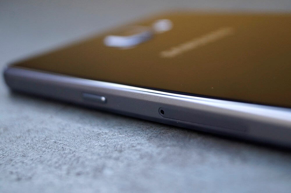 Review: samsung galaxy a9 pro (2016), um gigante com 5000 mah de bateria Review: samsung galaxy a9 pro (2016), um gigante com 5000 mah de bateria. O galaxy a9 pro da samsung tem como principal atrativo um espaço enorme para a bateria. E a samsung aproveitou muito bem esse espaço.