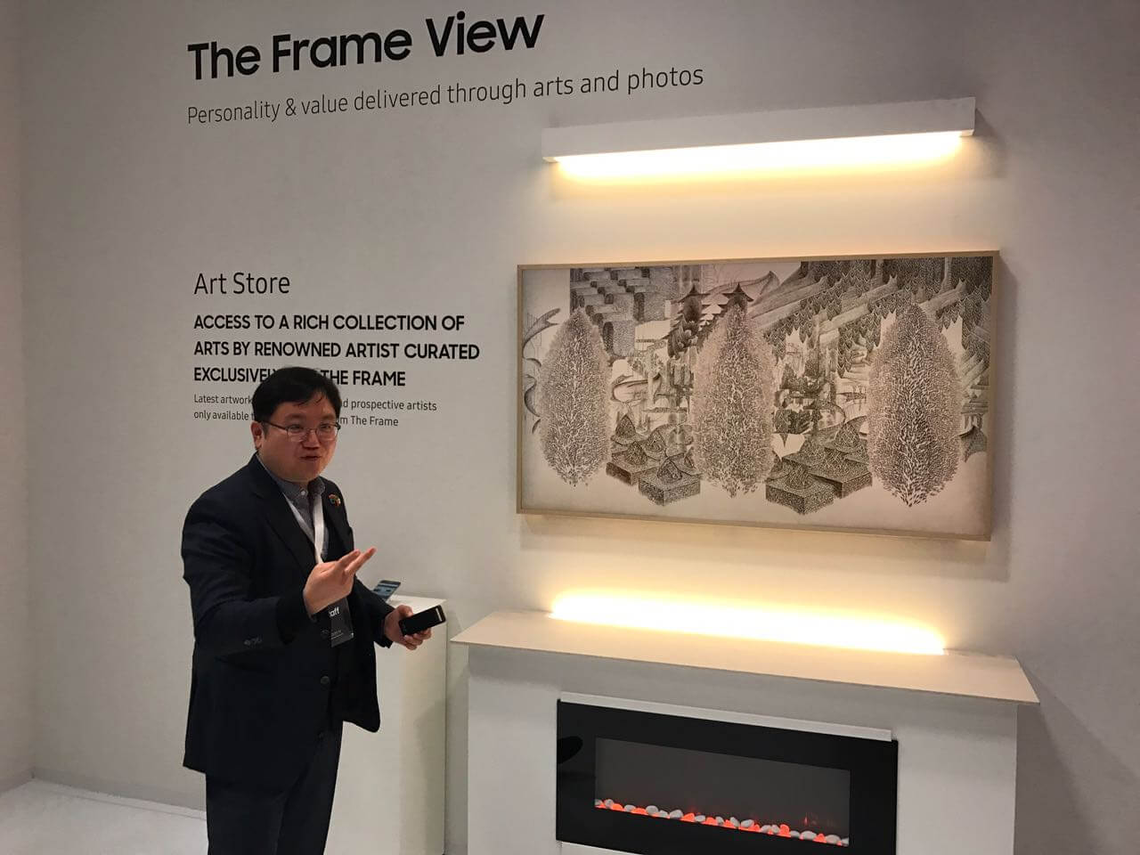 Samsung demonstra tv "the frame" no louvre, em paris
