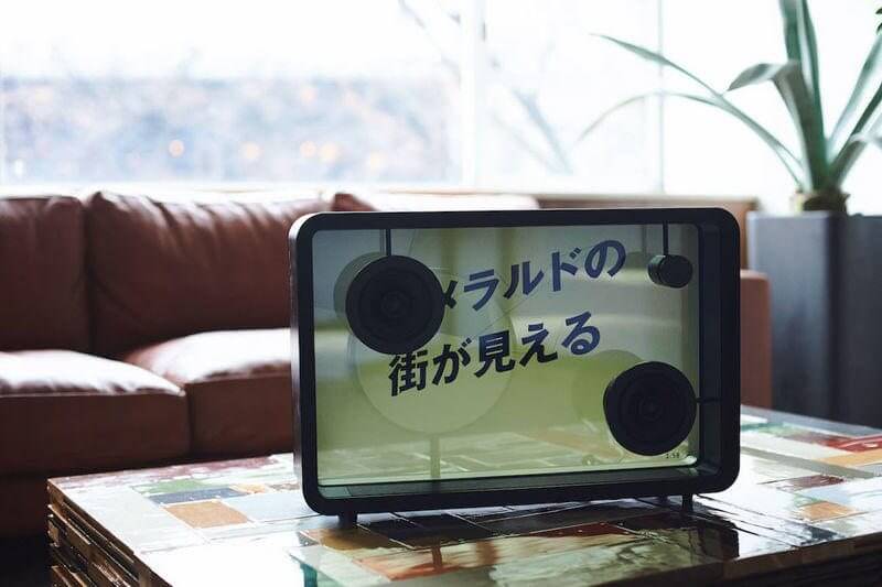 Cotodama lyric speaker é uma caixa de som com tela translúcida para letras