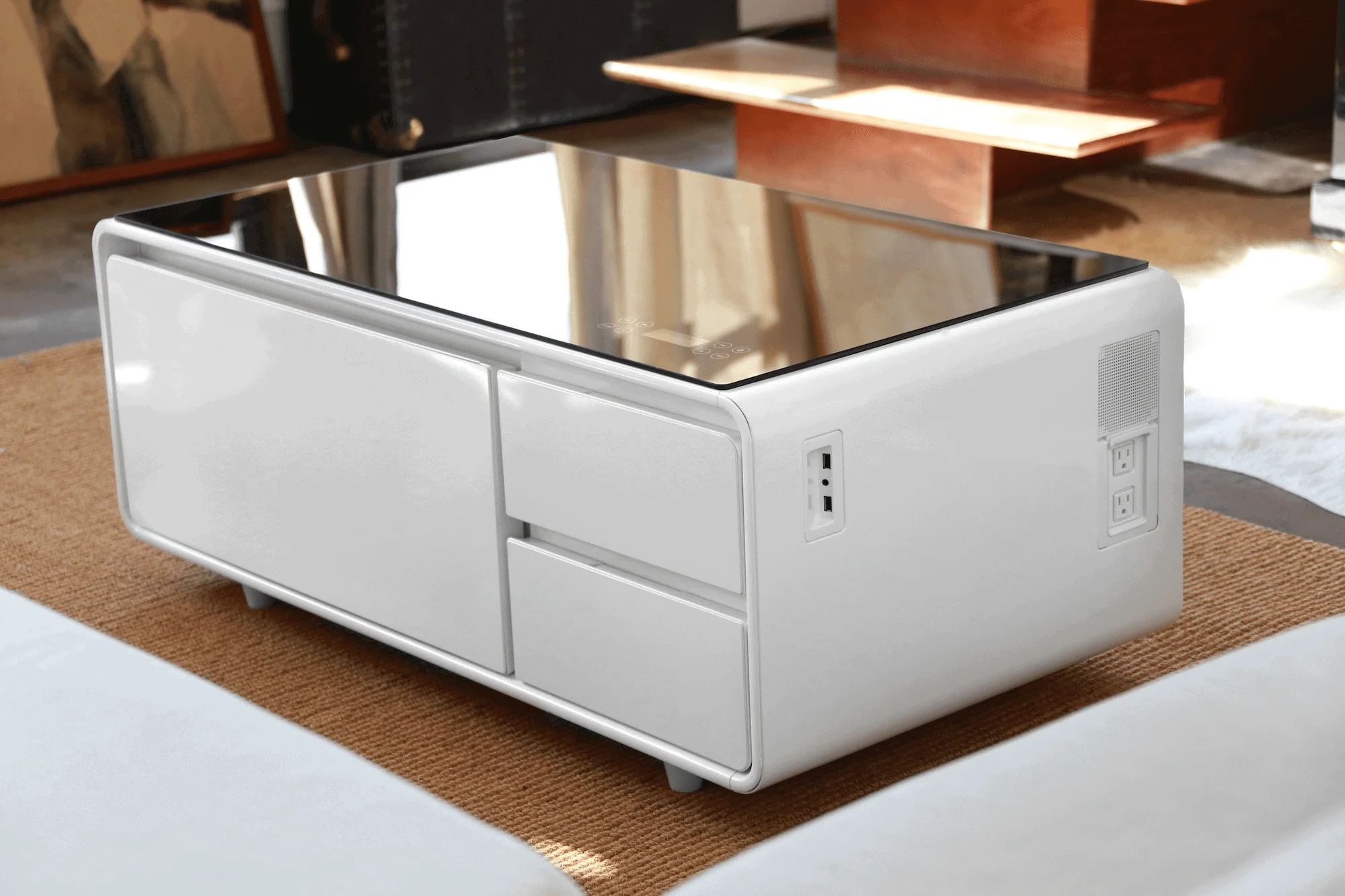 Treffen Sie einen Couchtisch mit USB, Musikplayer, Minibar und Steckdosen Smart Couchtisch hat Mini-Kühlschrank, Musik-Player, USB und Steckdosen