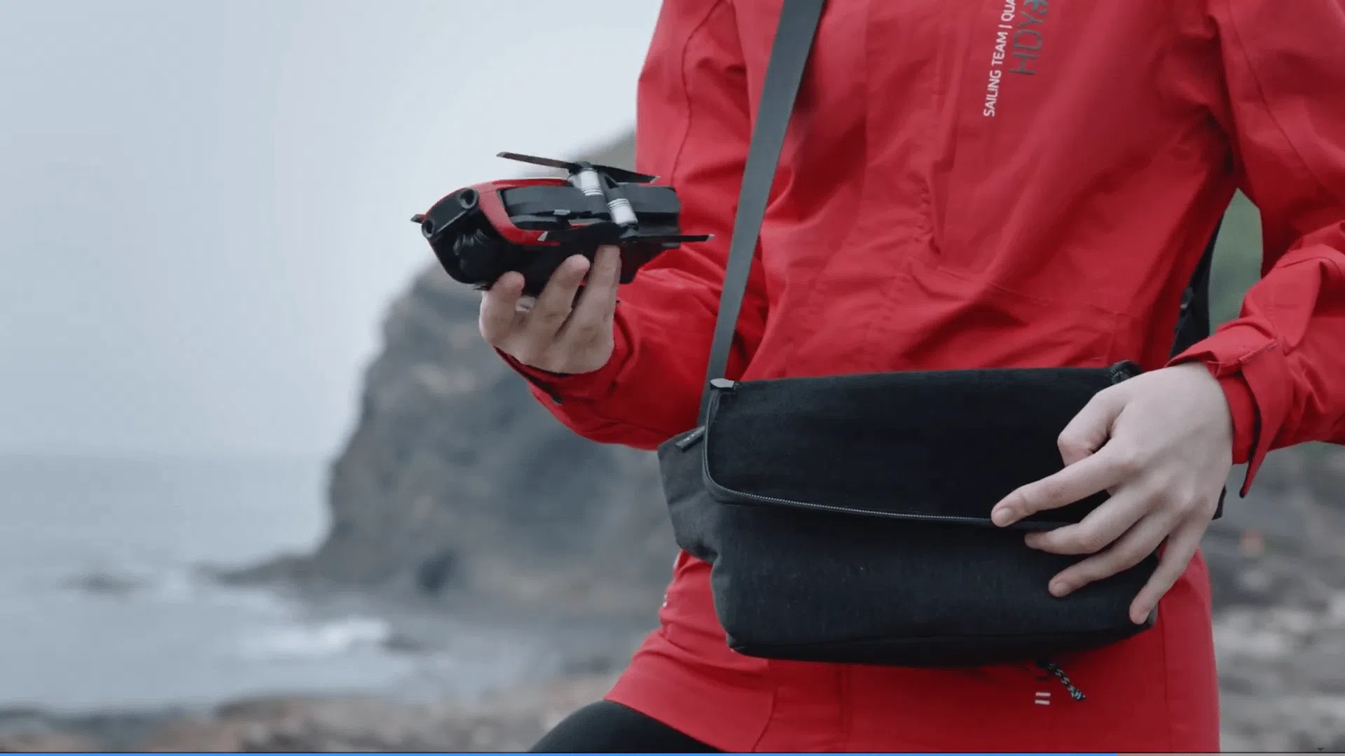 Dji lança mavic air, o drone compacto e poderoso Dji lança mavic air, o drone compacto e poderoso. Num evento que ocorreu hoje, em nova iorque, a dji lançou seu mais novo drone. Com foco voltado para os aventureiros, o mavic air conta com câmera que filma em 4k e muito mais.