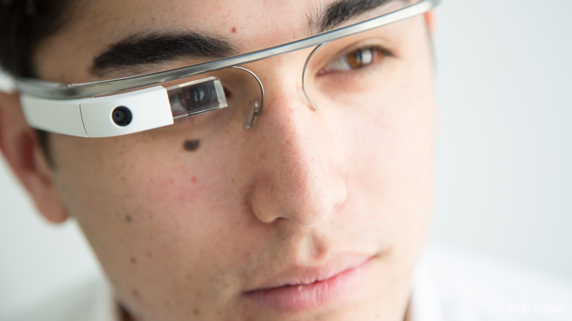 A busca por um óculos de realidade aumentada. A realidade aumentada é o futuro da tecnologia, mas o quão próximo dela nós realmente estamos?