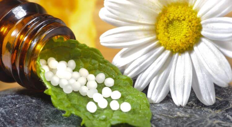 Lagi pula, apakah homeopati benar-benar berfungsi atau tidak? Lagi pula, apakah homeopati benar-benar berfungsi atau tidak? Sementara beberapa mengatakan tidak, yang lain bersumpah bahwa homeopati mampu menyembuhkan banyak penyakit, jadi mari kita pahami apa yang tersembunyi di balik kontroversi ini.
