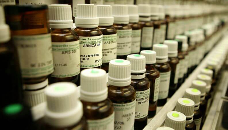 Lagi pula, apakah homeopati benar-benar berfungsi atau tidak? Lagi pula, apakah homeopati benar-benar berfungsi atau tidak? Sementara beberapa mengatakan tidak, yang lain bersumpah bahwa homeopati mampu menyembuhkan banyak penyakit, jadi mari kita pahami apa yang tersembunyi di balik kontroversi ini.