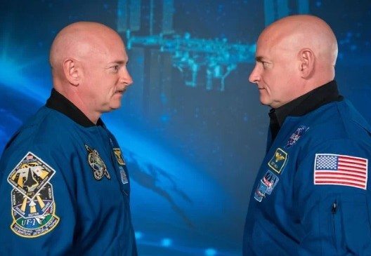 Passar tanto tempo no espaço tornou o dna de astronautas gêmeos diferentes. Depois de um ano no espaço, scott kelly voltou para a terra, mas seu dna retornou diferente do do irmão gêmeo, que permaneceu no planeta.