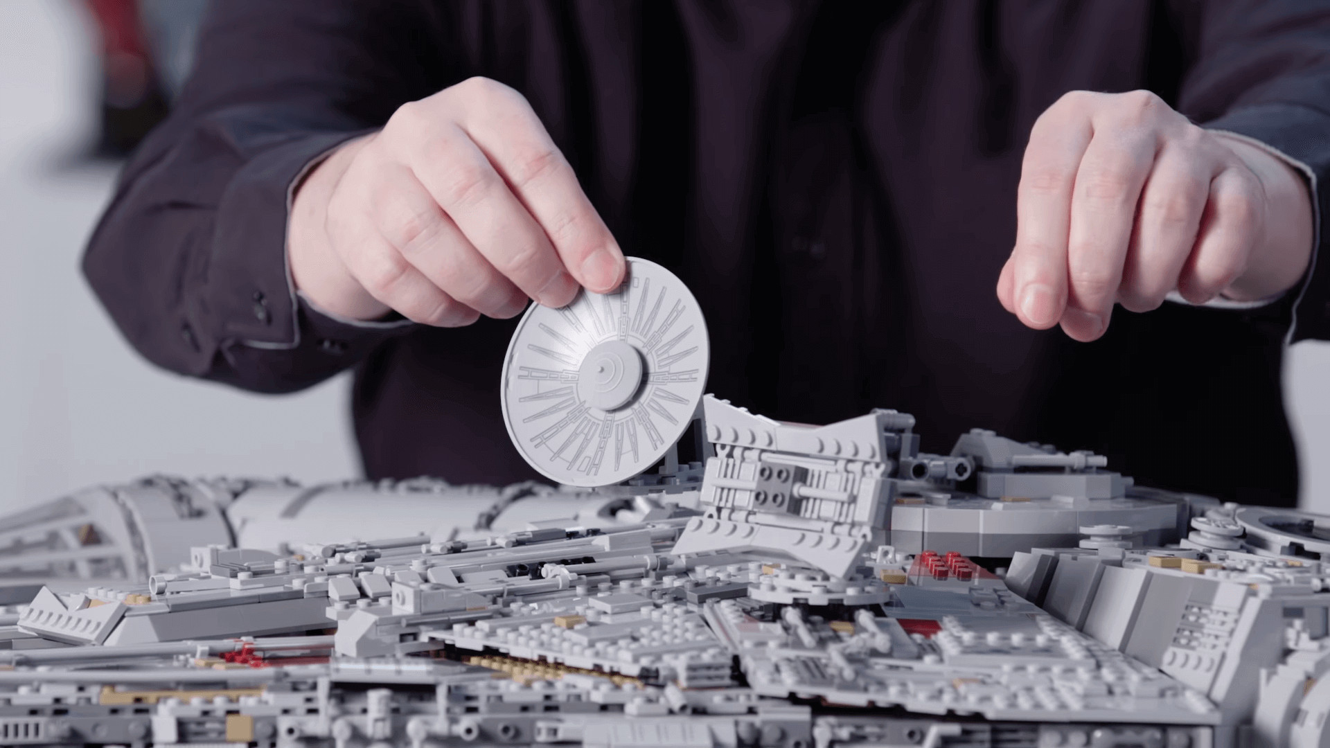Star wars: conheça a versão definitiva do conjunto de lego da millennium falcon Star wars: conheça a versão definitiva do conjunto de lego da millennium falcon. "the ultimate lego millennium falcon" é o maior conjunto de lego que existe. Porém, ele não é tão acessível assim.