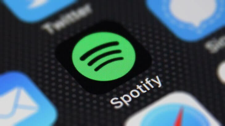 Spotify está mudando o jeito que os artistas dão os nomes das músicas. O serviço de streaming tem um papel determinante na indústria musical, que está influenciando os hits no topo do ranking da billboard