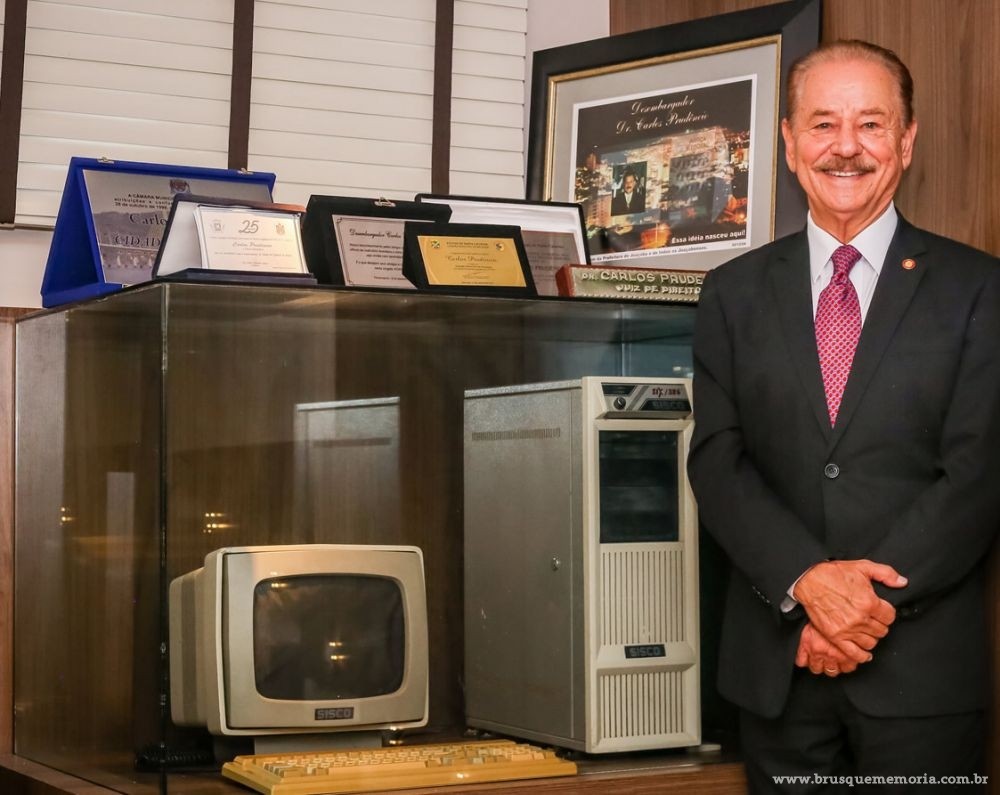A história da urna eletrônica brasileira A história da urna eletrônica brasileira. A urna eletrônica brasileira foi criada no século passado e hoje é exportada para outros países, tornando o brasil protagonista nesta tecnologia