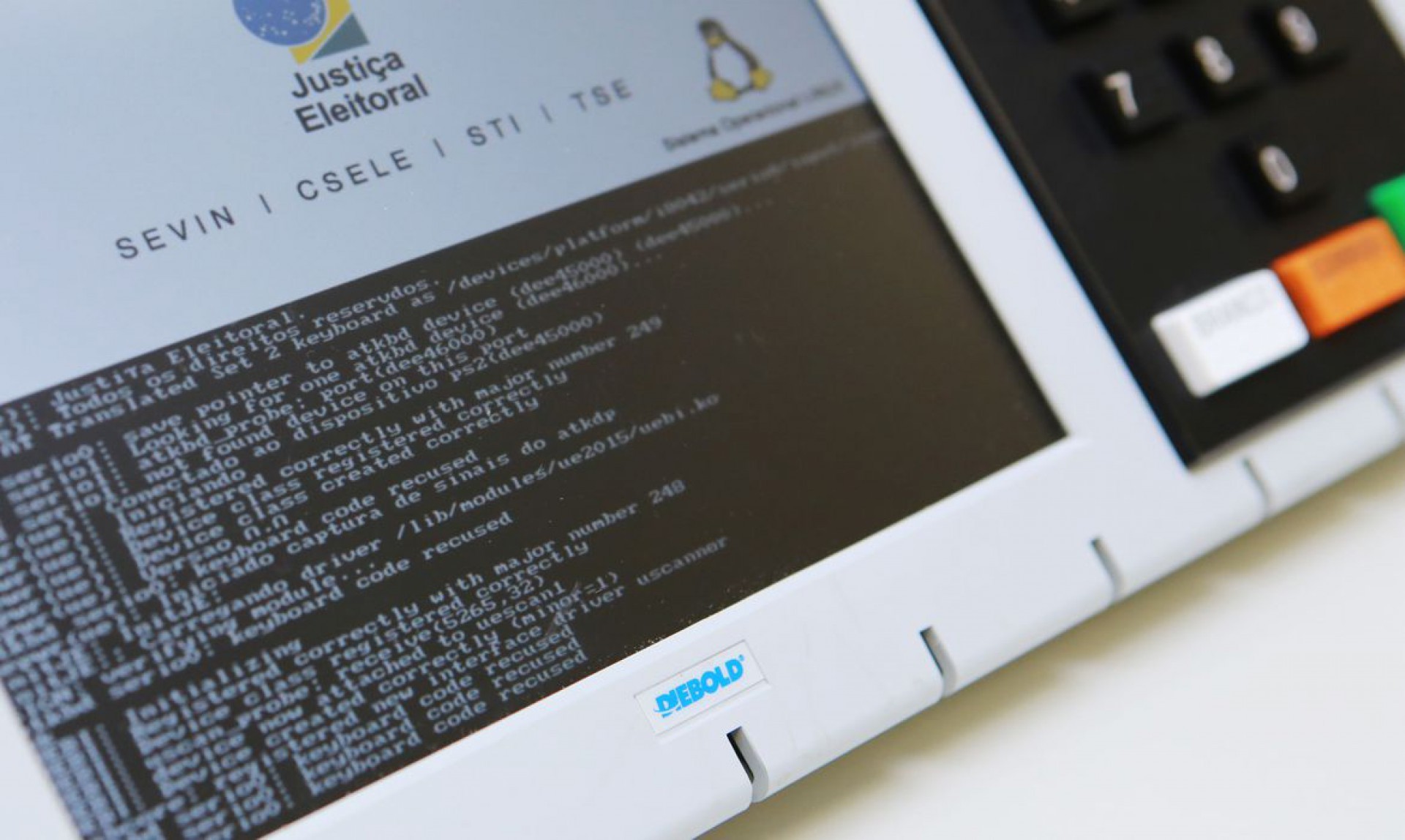 A história da urna eletrônica brasileira A história da urna eletrônica brasileira. A urna eletrônica brasileira foi criada no século passado e hoje é exportada para outros países, tornando o brasil protagonista nesta tecnologia