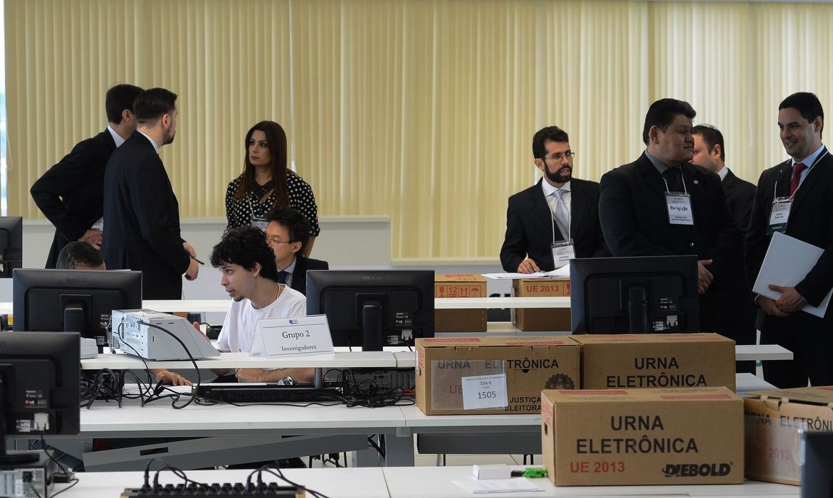 A história da urna eletrônica brasileira A história da urna eletrônica brasileira. A urna eletrônica brasileira foi criada no século passado e hoje é exportada para outros países, tornando o brasil protagonista nesta tecnologia