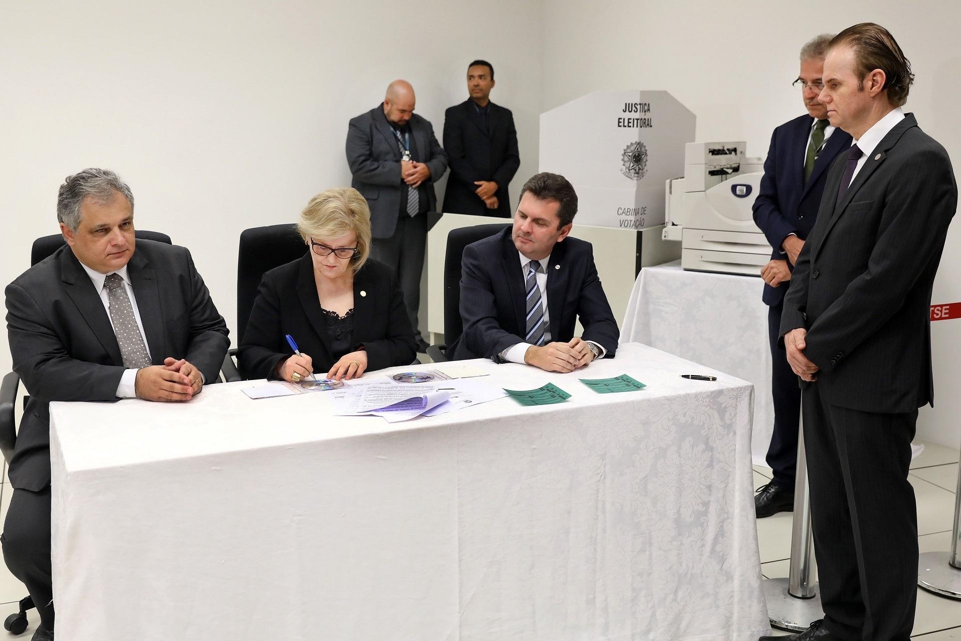 A história da urna eletrônica brasileira A história da urna eletrônica brasileira. A urna eletrônica brasileira foi criada no século passado e hoje é exportada para outros países, tornando o brasil protagonista nesta tecnologia