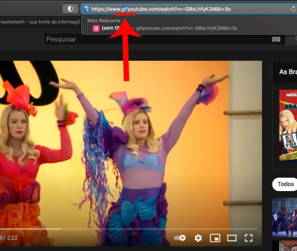 Como transformar vídeo do youtube em gif facilmente Captura de tela do vídeo com cena do filme as branquelas no youtube. Uma seta vermelha no topo superior central aponta para um traço vermelho. Logo acima do traço, a palavra gif entre www. E a palavra youtube.