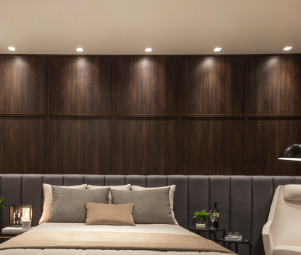 Review: lâmpada dicroica inteligente philips hue gu10 Imagem de um quarto iluminado
