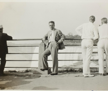 17 sites de imagens do passado para relembrar a história Homem posa no lado americano de niagara falls - acervo george eastman legacy collection