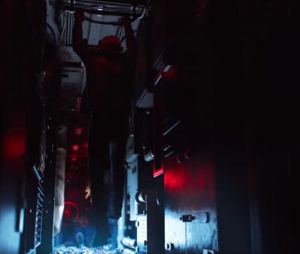 Crítica: resident evil no escuro absoluto segue história canônica da série com leon e claire Resident evil no escuro absoluto