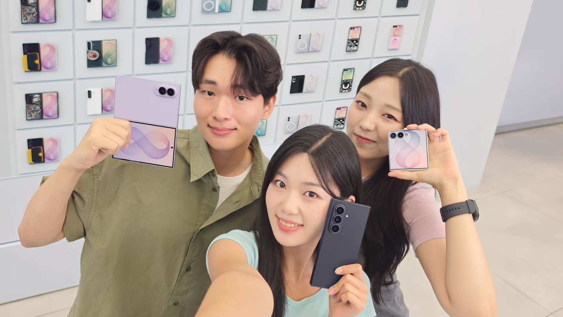 Sucesso do galaxy z fold8 faz samsung ampliar produção em 1 milhão Pessoas exibem galaxy z fold8, fold8 ultra e flip8 em loja da samsung